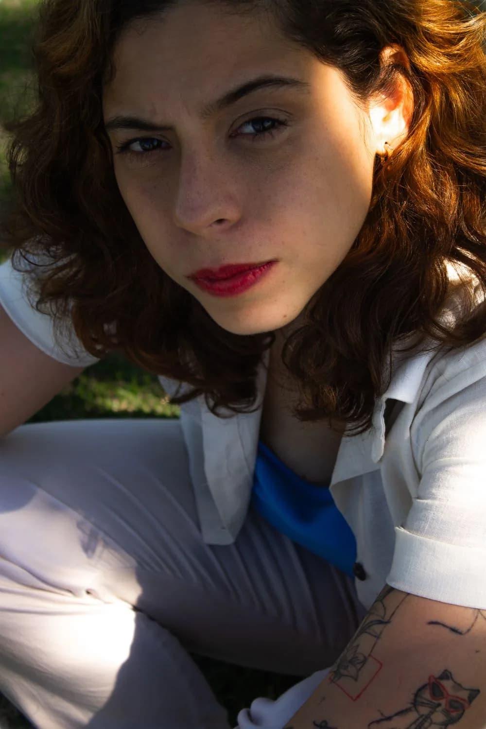 Retrato de camisa branca na luz do fim da tarde