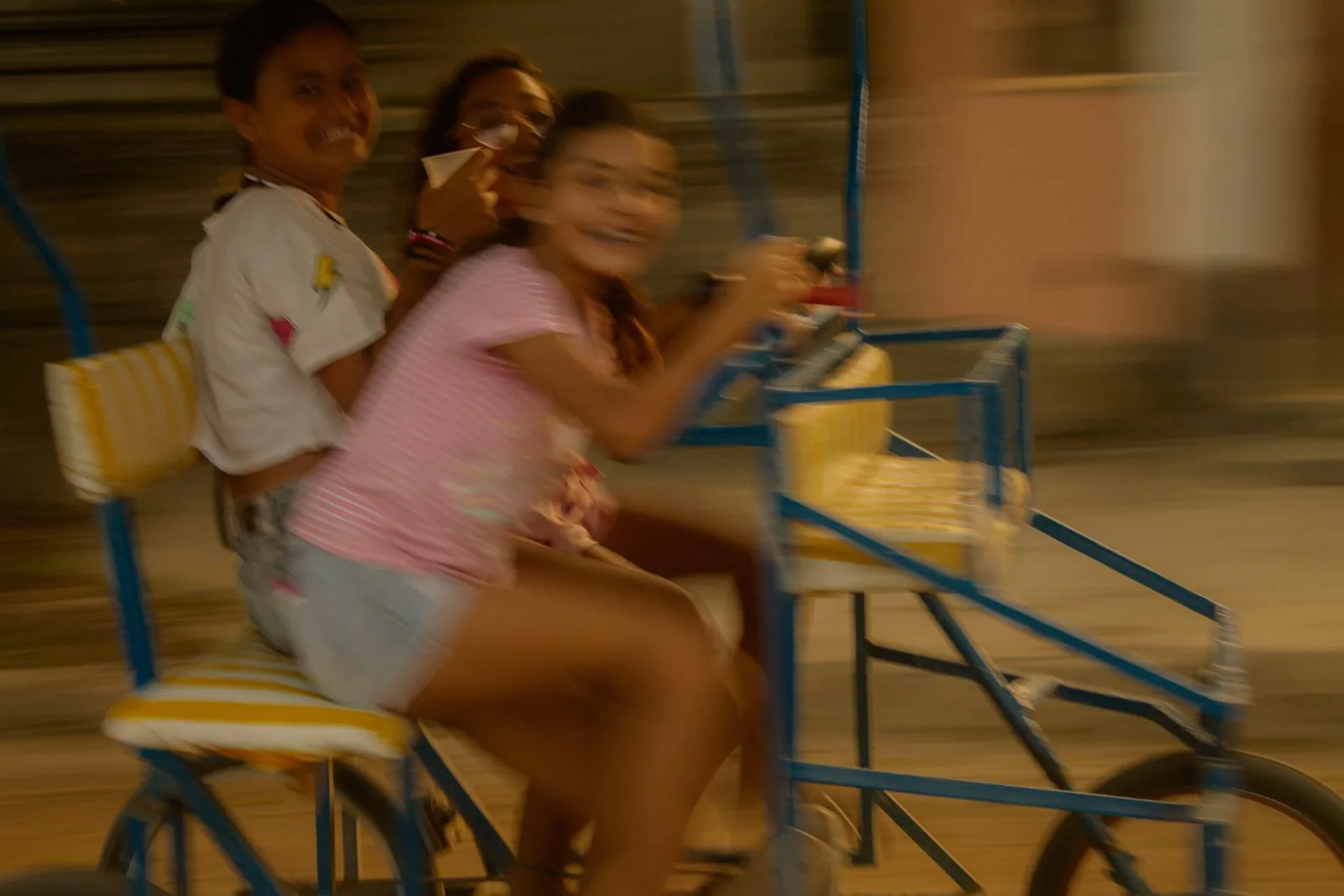 Crianças no banco do carrinho