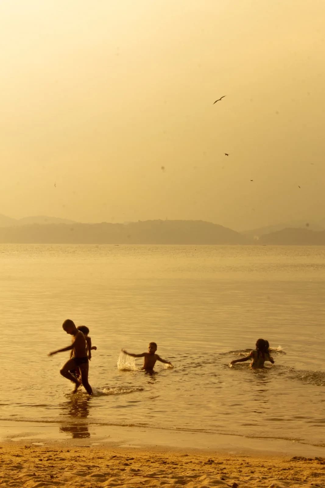 Crianças na água contra o sol