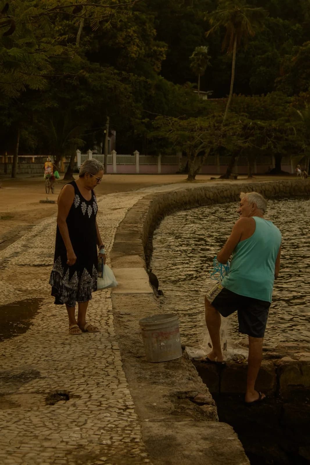 Conversa na beira, o trabalho parado
