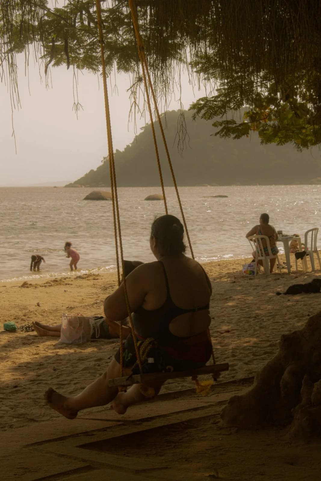 Mulher no balanço olhando o mar