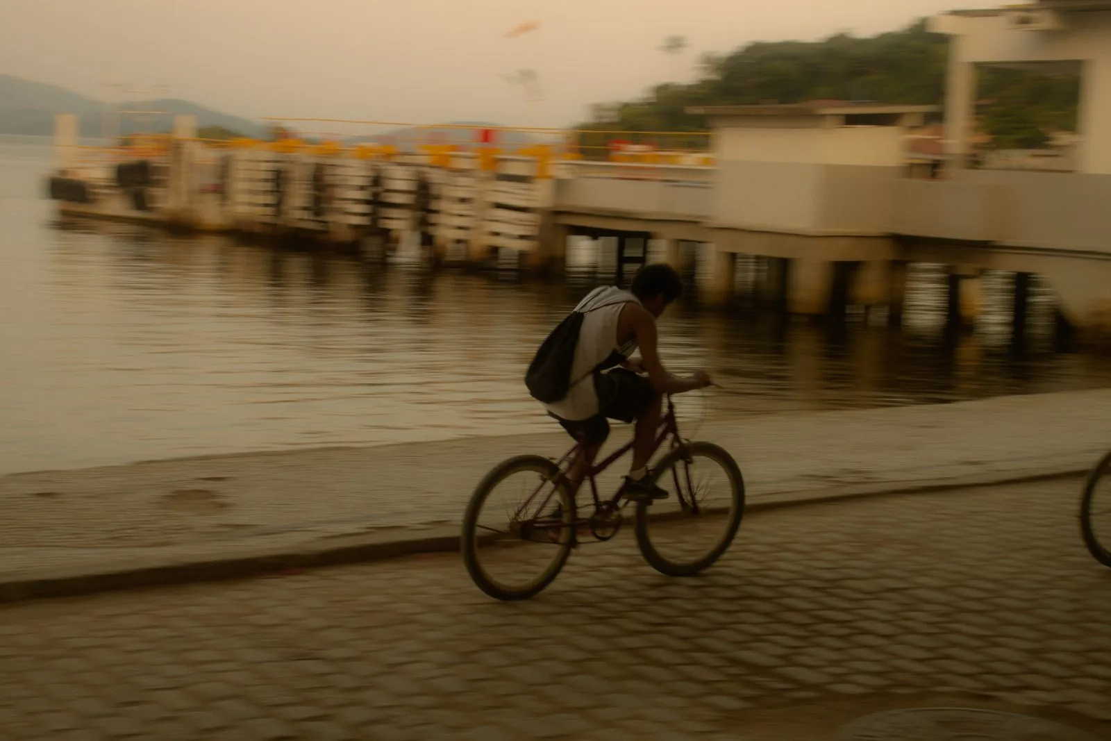 Ciclista de mochila na orla