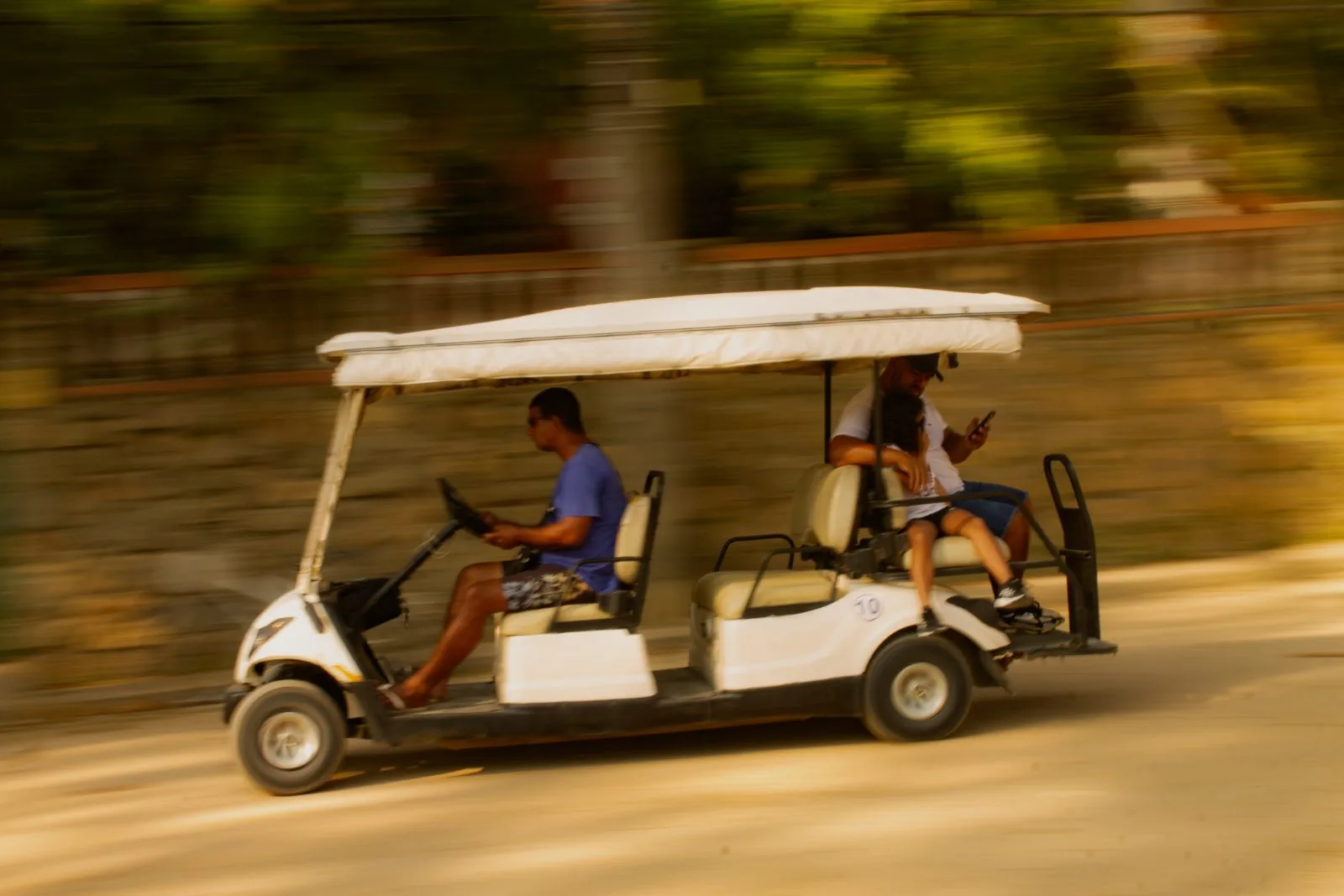 Carrinho elétrico passando