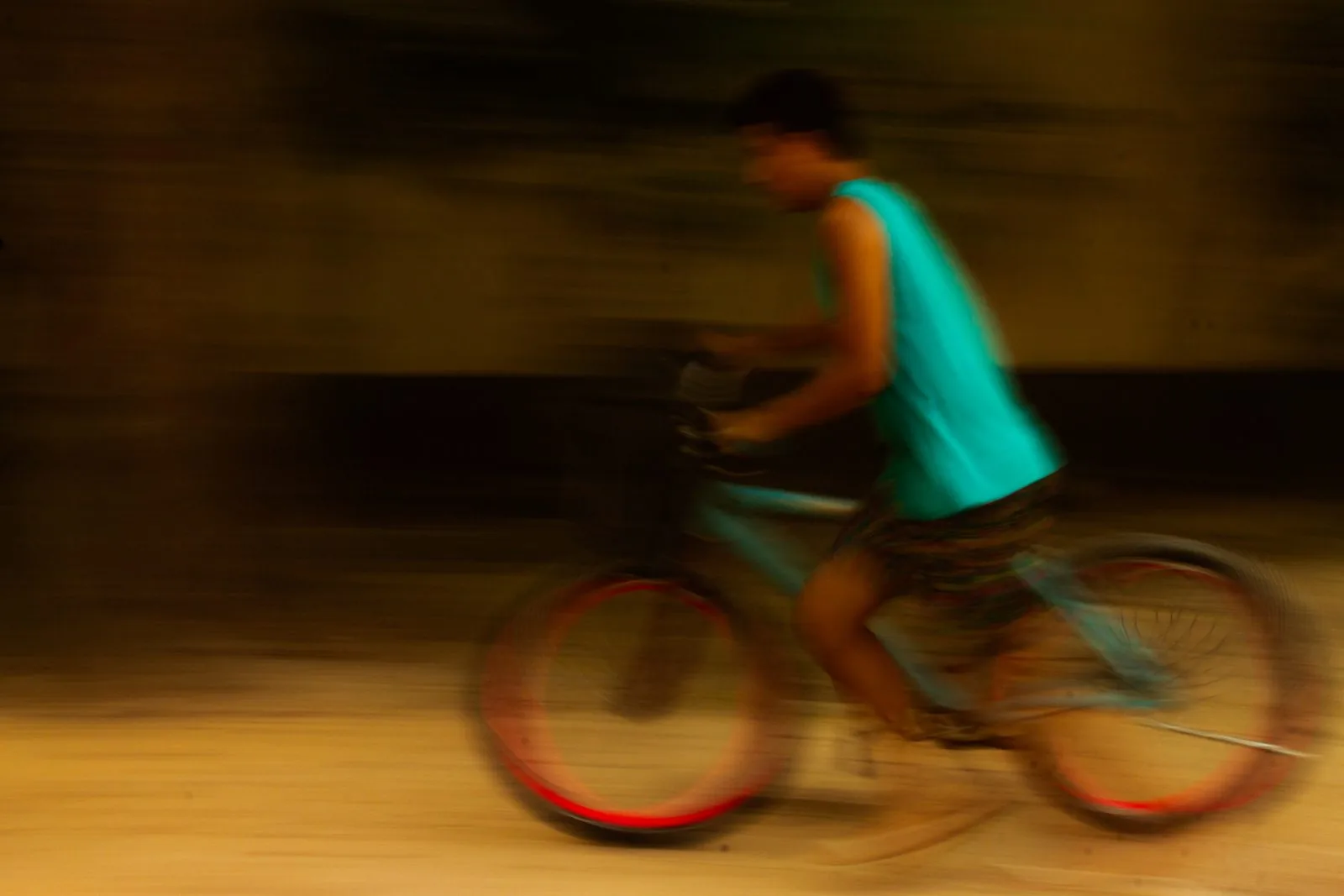 Ciclista de camiseta turquesa, quadro 3
