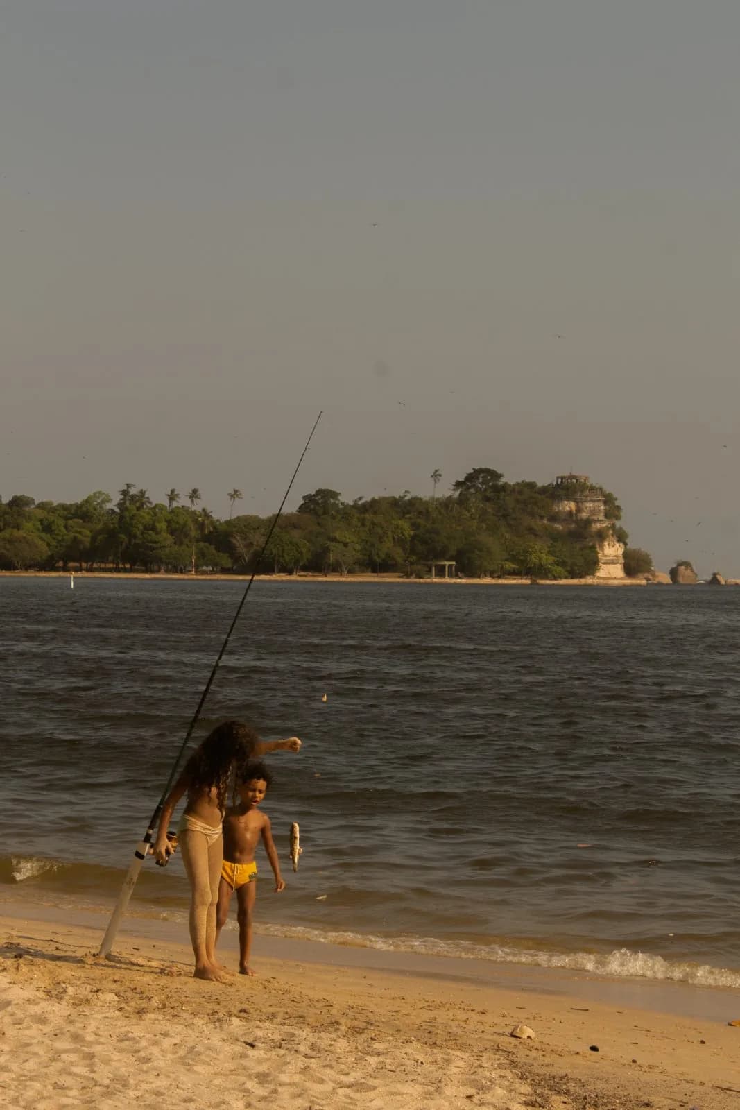 Praia rasa e ilha ao fundo