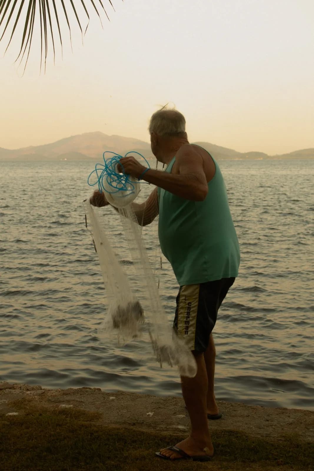 Pescador reunindo a tarrafa