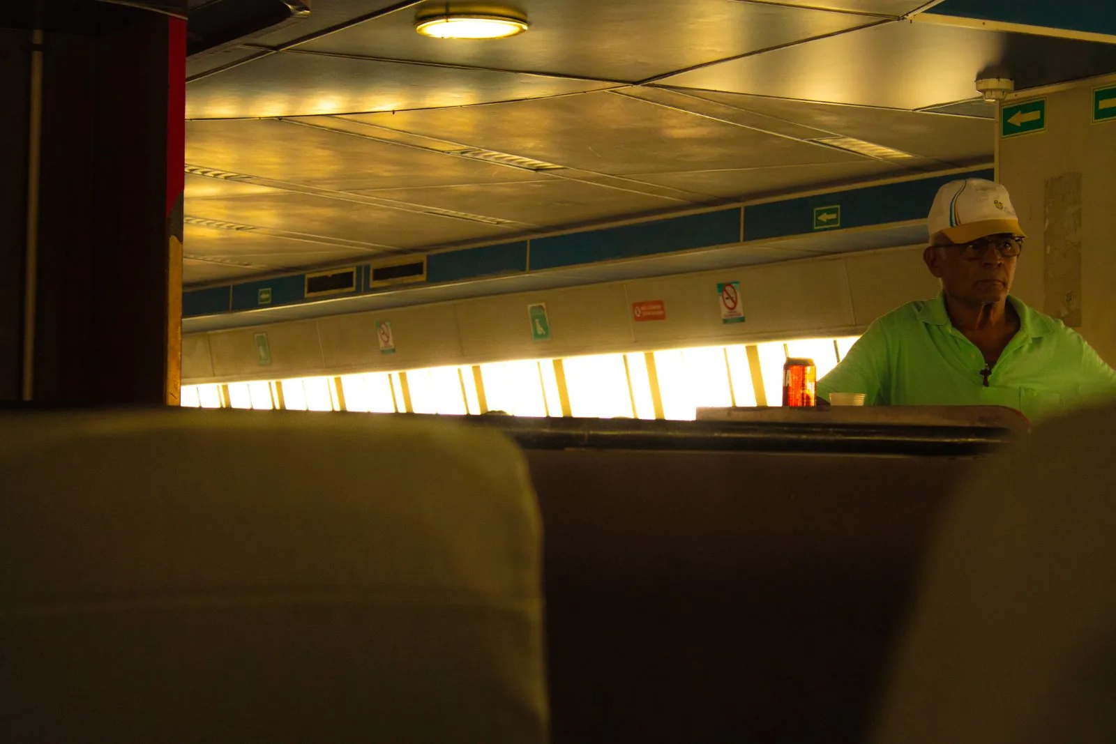 Passageiro de polo verde no salão da barca