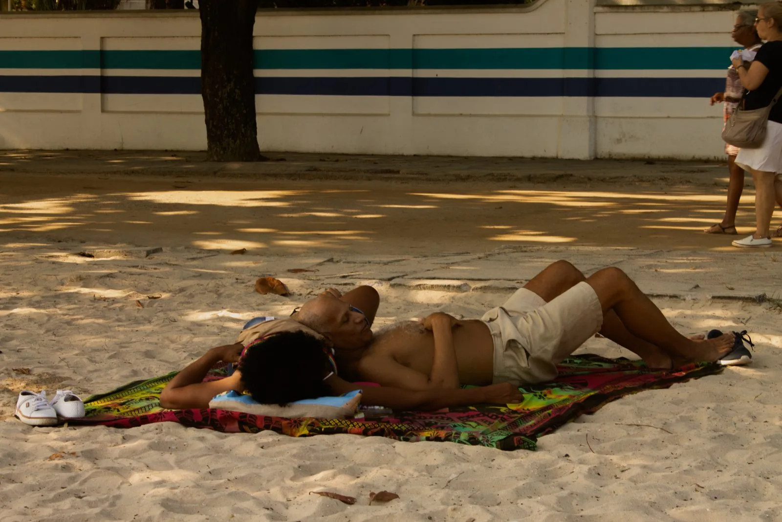 Casal deitado na canga