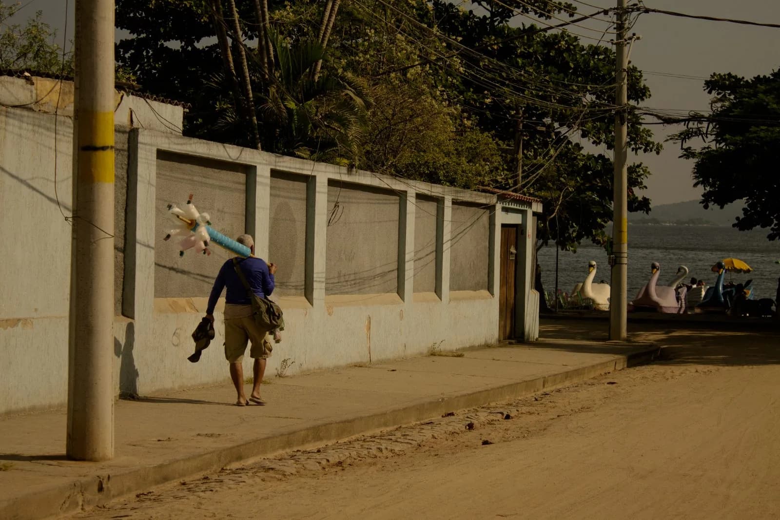 Ciclista se afastando pelo muro