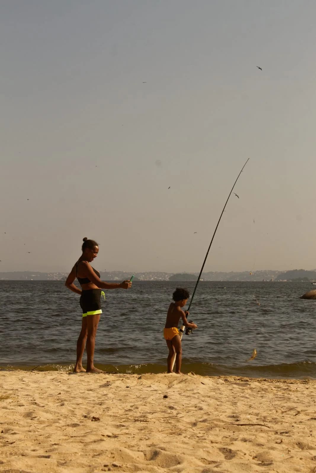 Figura solitária na beira