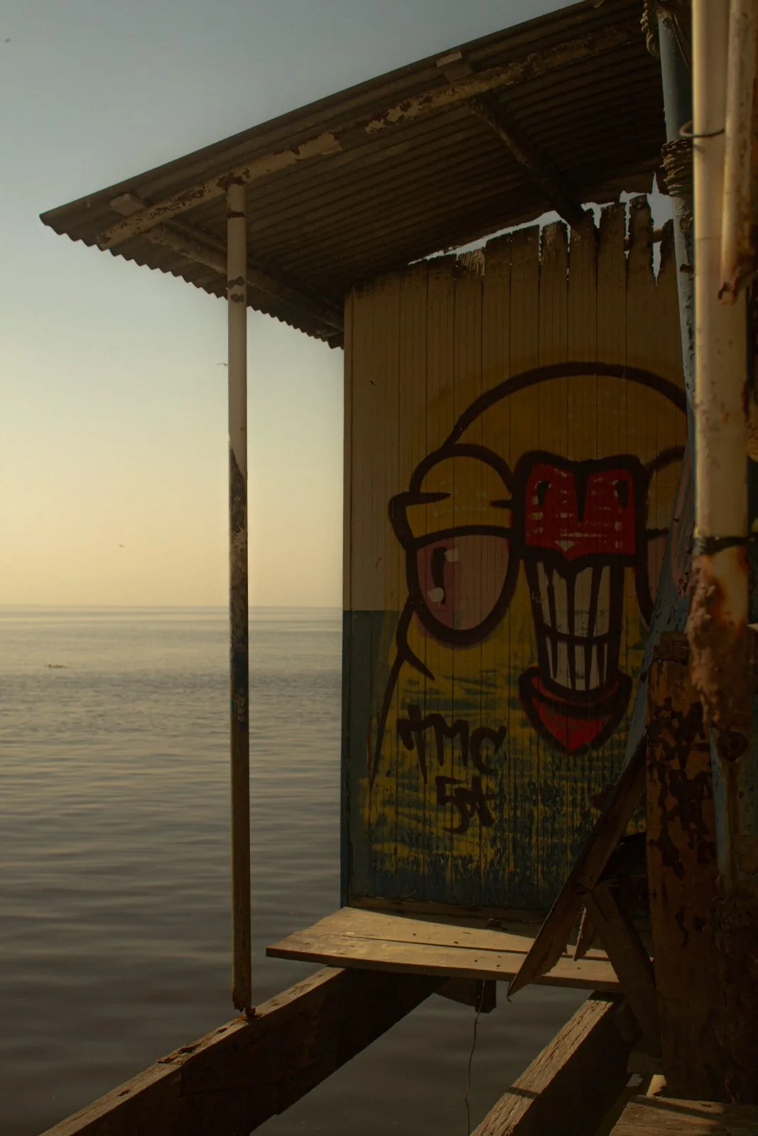 Muro pintado à beira d'água