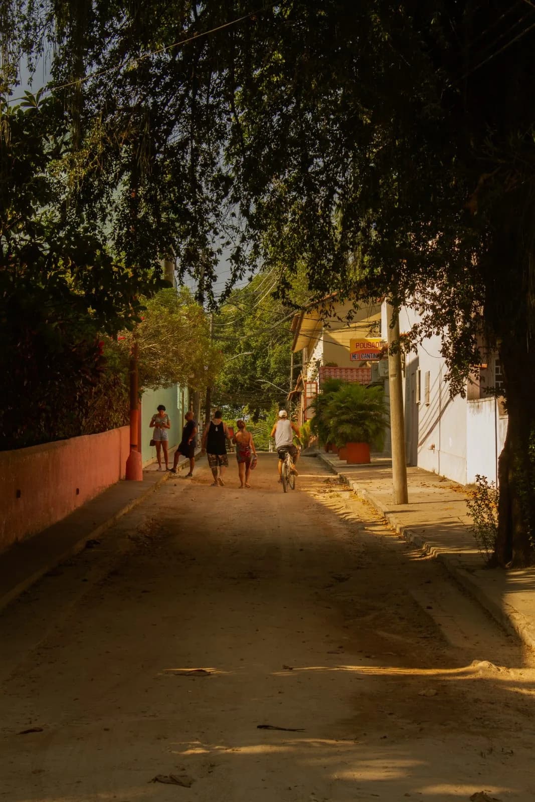 Beco com muro vermelho