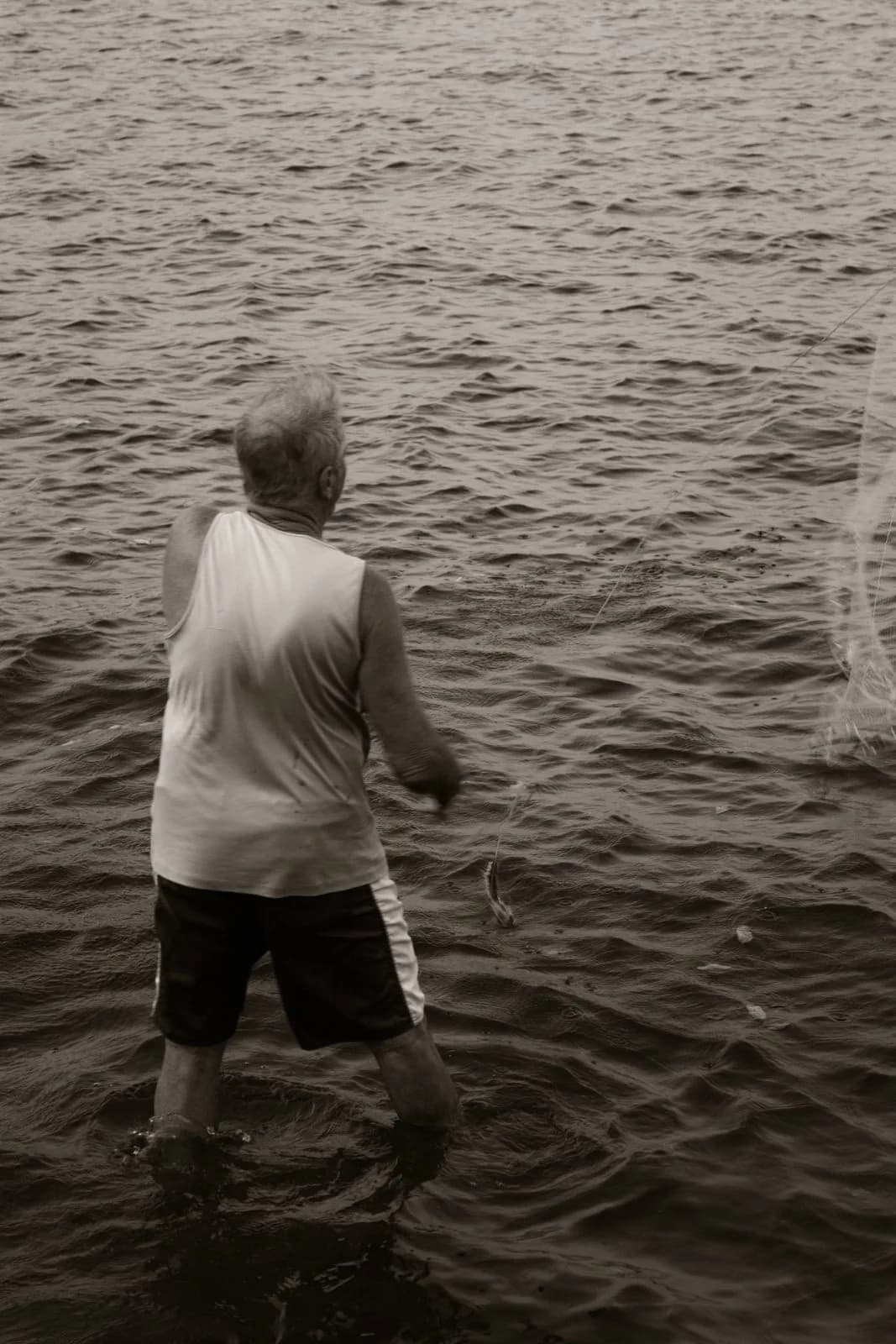 Pescador dentro da água