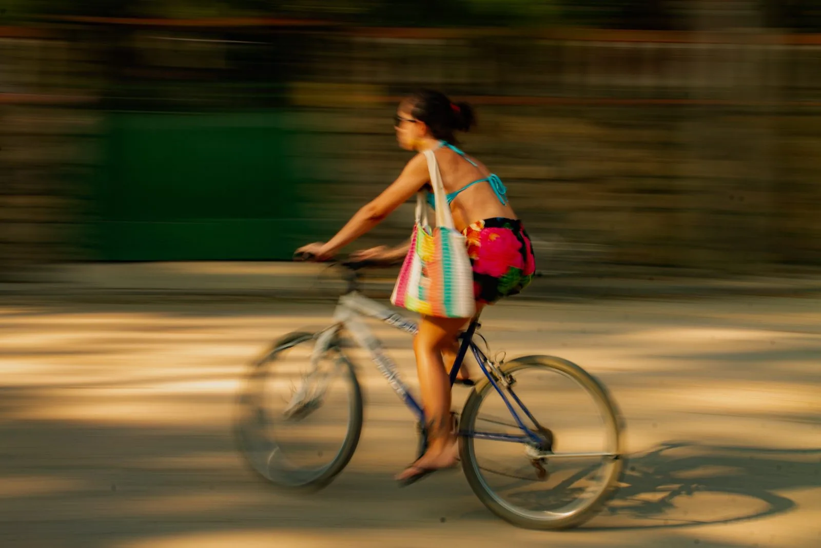 Ciclista de vestido listrado em movimento