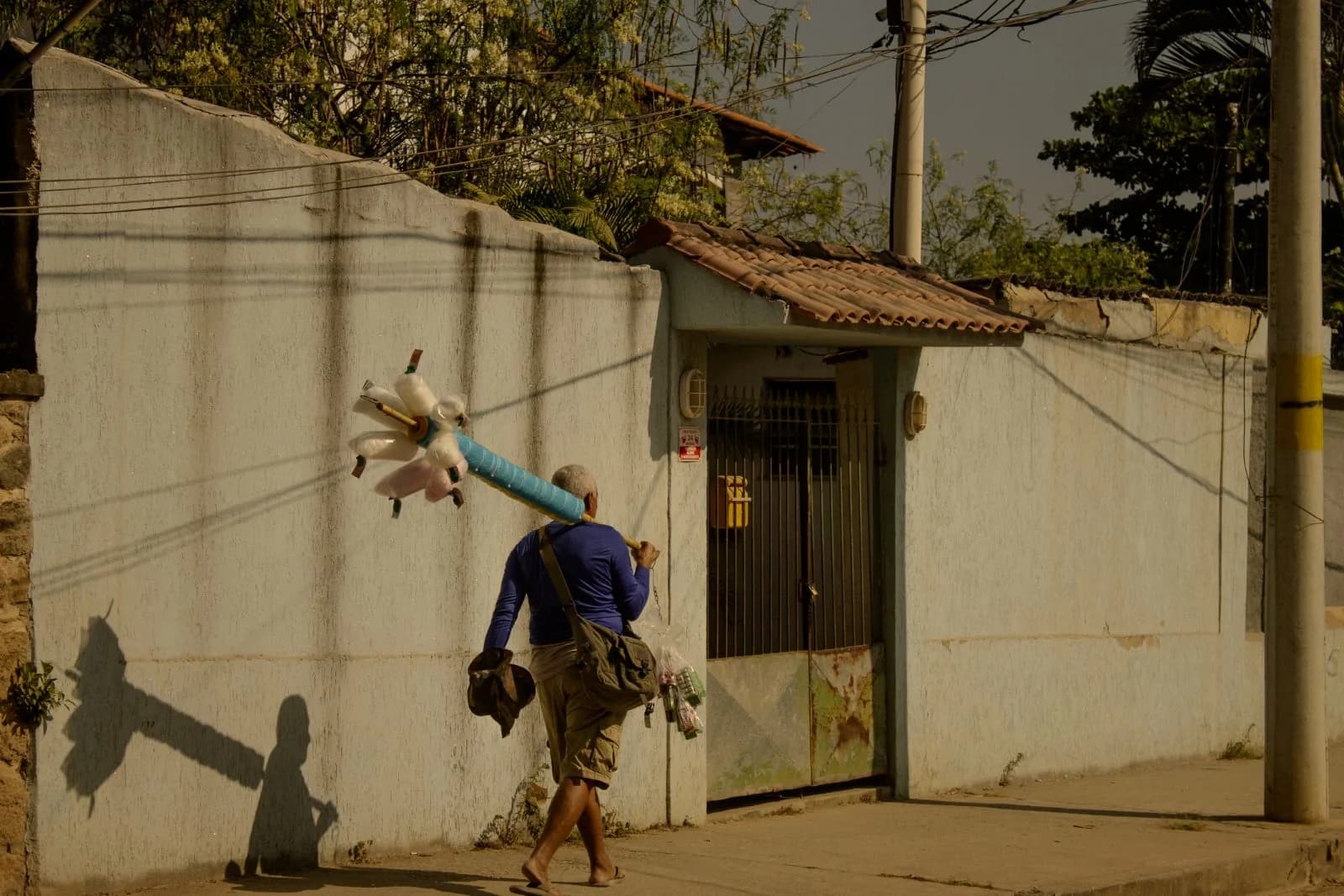 Ciclista contra o muro branco