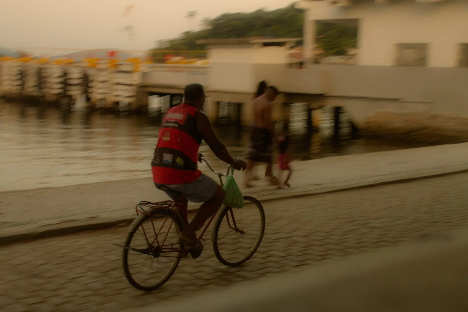 Ciclista de vermelho na orla