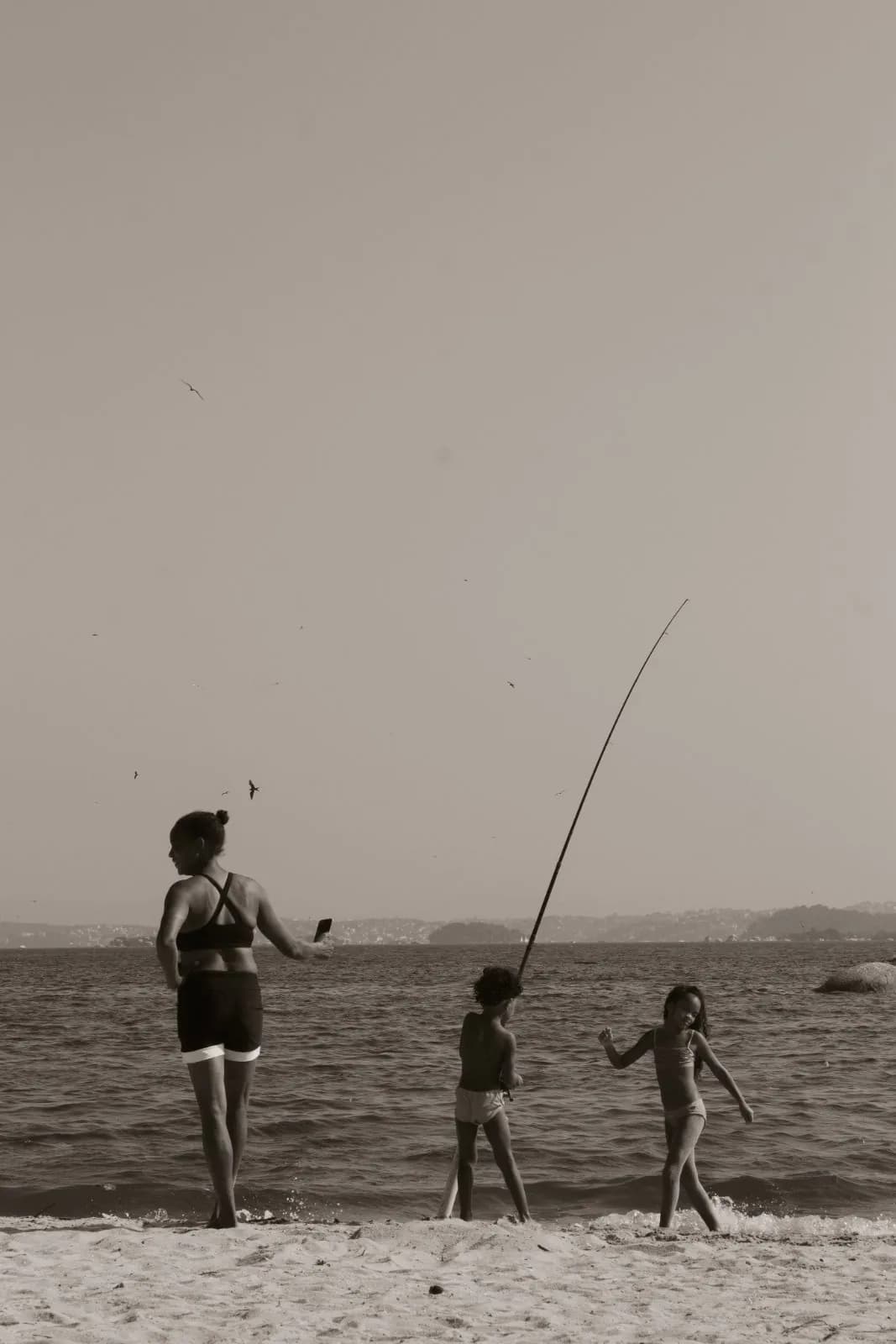 Pescadores de vara ao longe