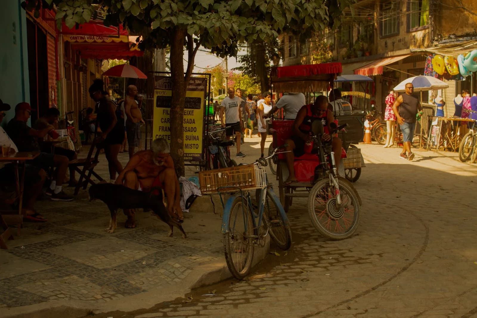 Rua de comércio ao sol