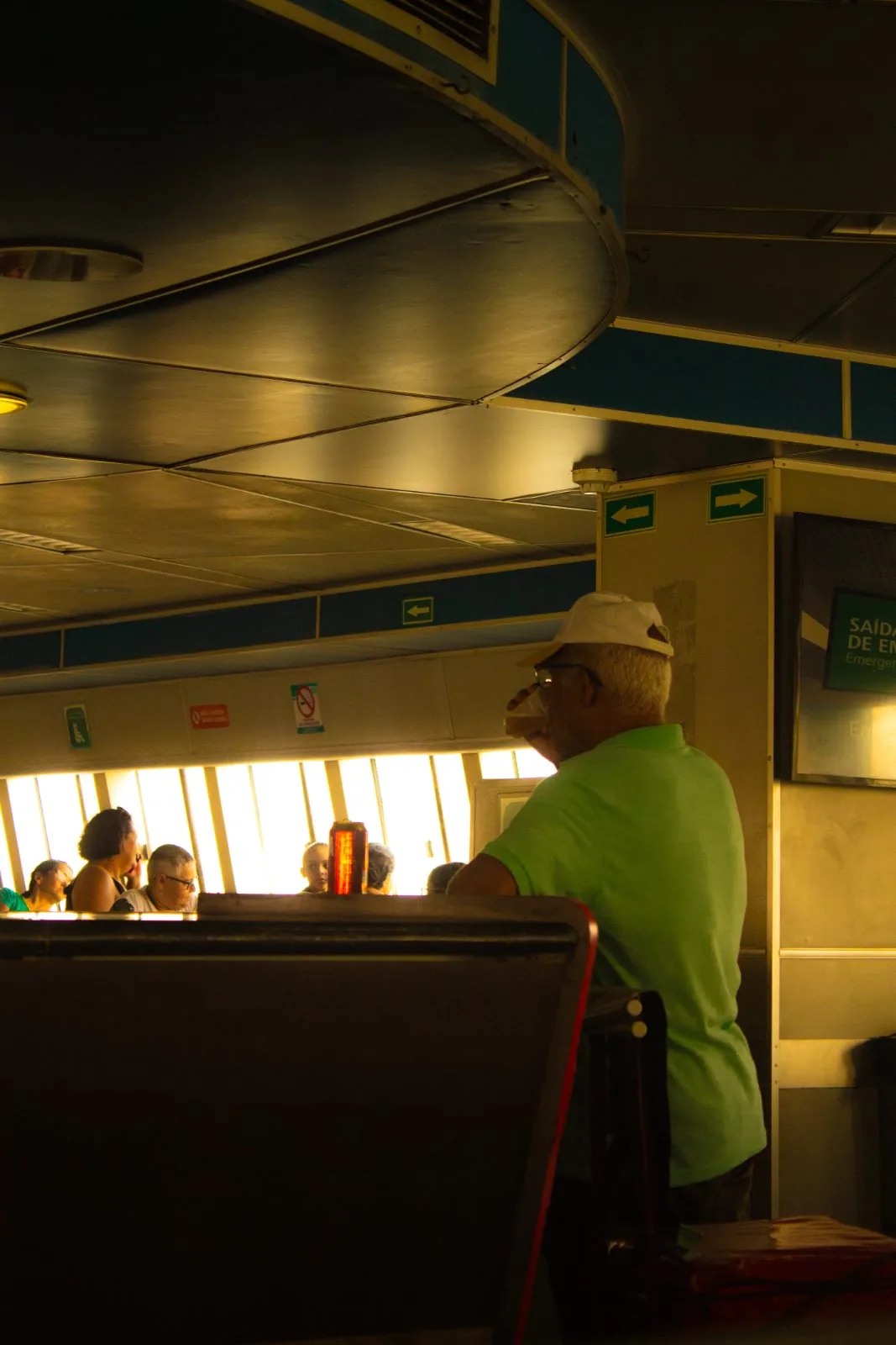 Corredor interno da barca