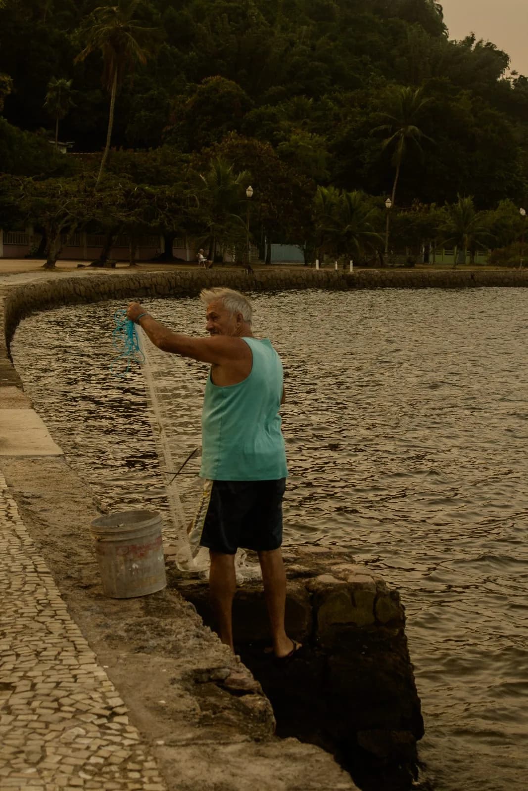 Pescador voltando para a pedra