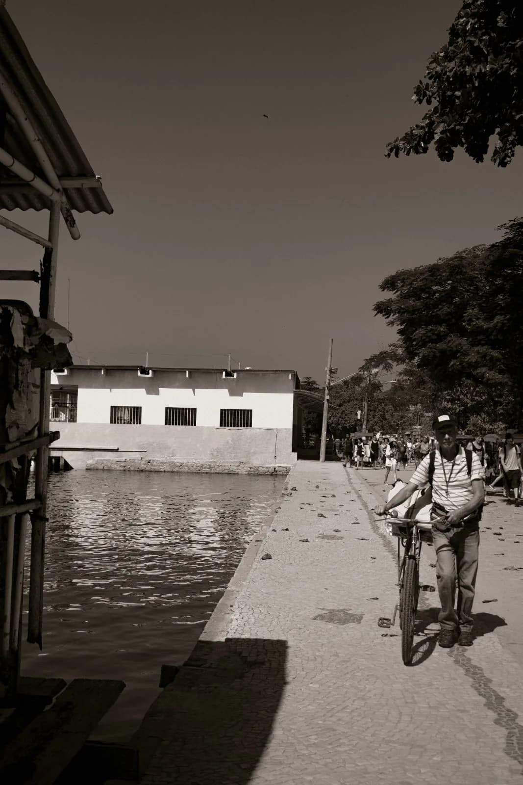 Casa e sombras em preto e branco