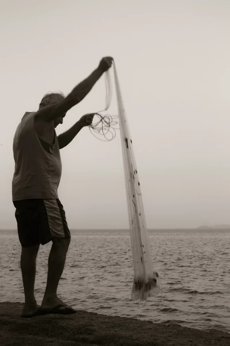 Fotografia de Maria Babo: pescador com a rede ao ombro
