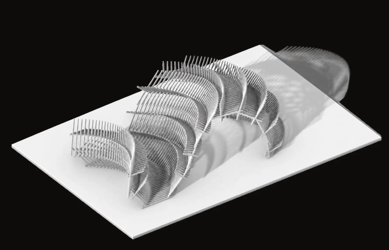 Maquete do pavilhão: arcos de ripas repetidos ao longo de um eixo curvo sobre a base